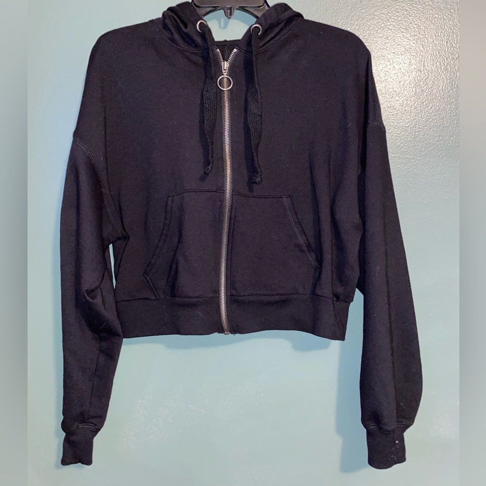 size large cropped black zip up